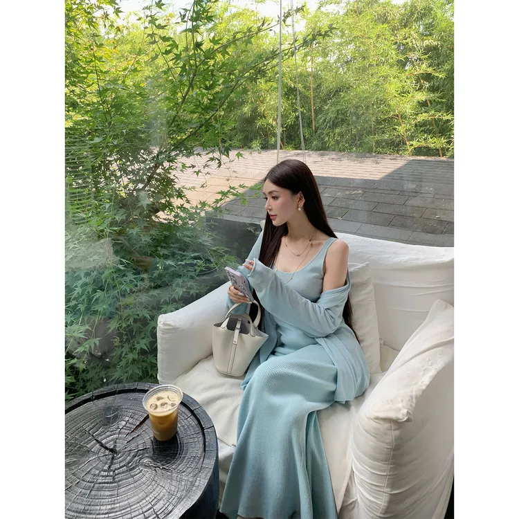 冯薪颖【薄雾蓝调】时尚套装 简约慵懒针织吊带开衫裙子套装T506069