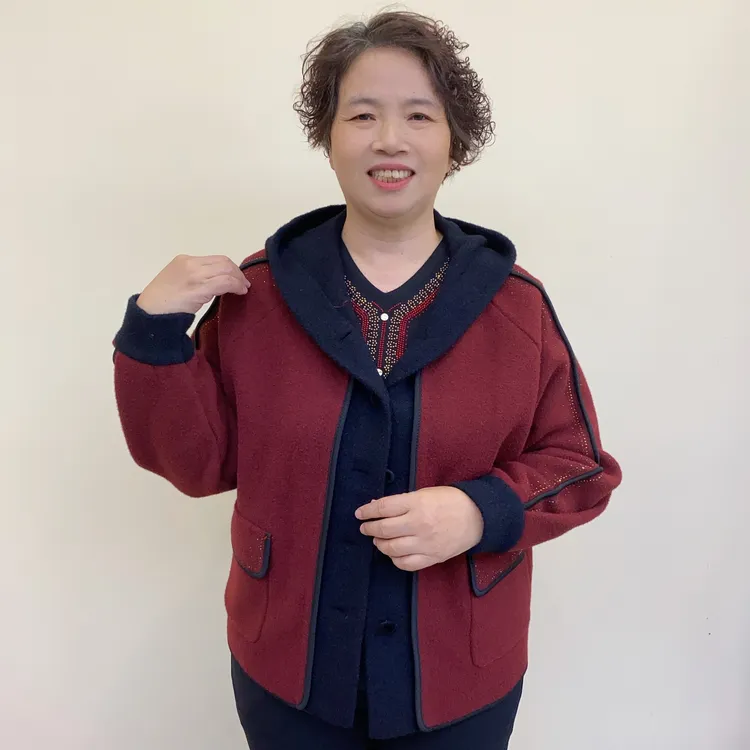 妈妈秋冬外套中老年女装宽松连帽口袋洋气大码针织衫厚款百搭8887