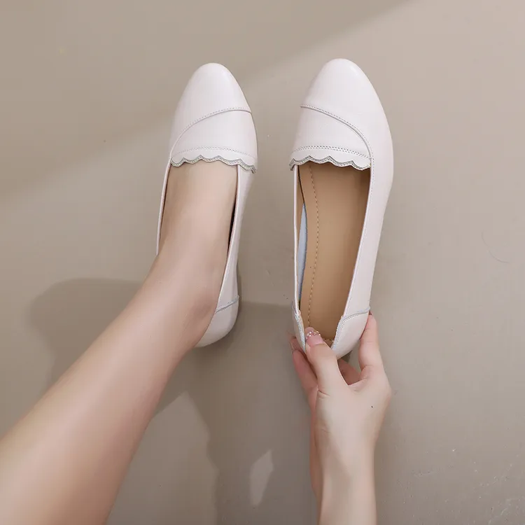 女士春秋单鞋真皮软皮平底软底新款皮鞋尖头舒适防滑外穿妈妈鞋