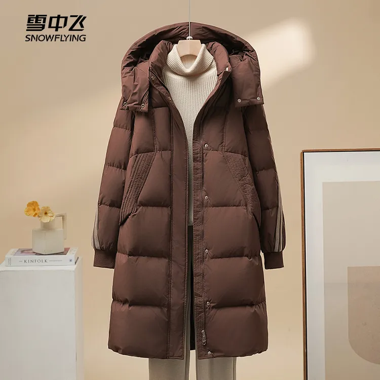 雪中飞2025年新款小个子女装羽绒服时尚条纹连帽保暖冬季厚外套