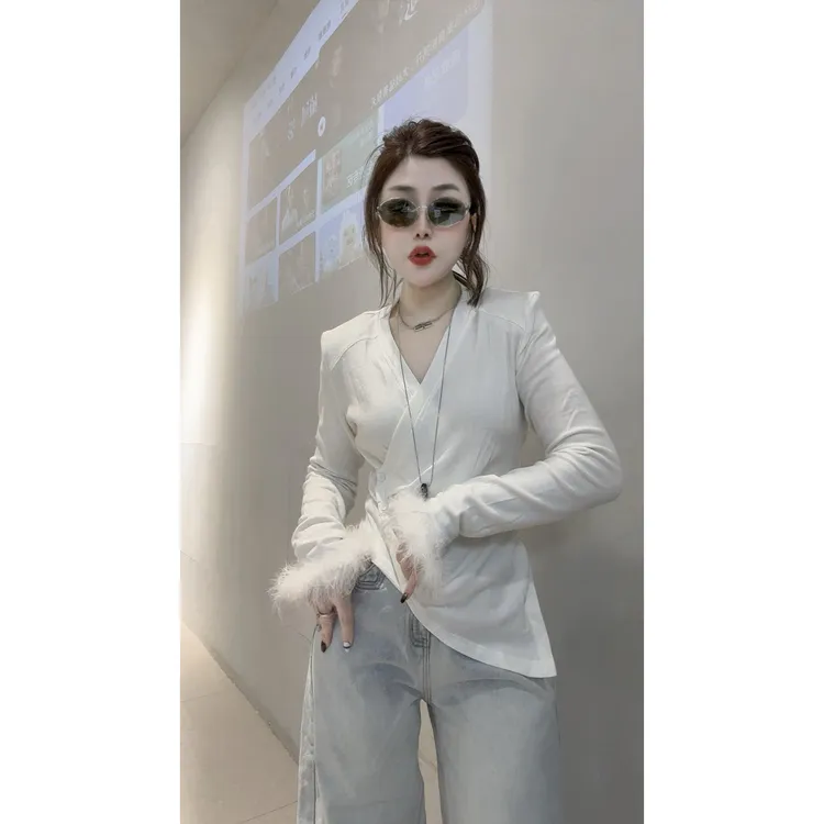 欧洲站2025秋冬新款轻奢风V领拼接毛毛袖打底衫女百搭洋气T恤上衣