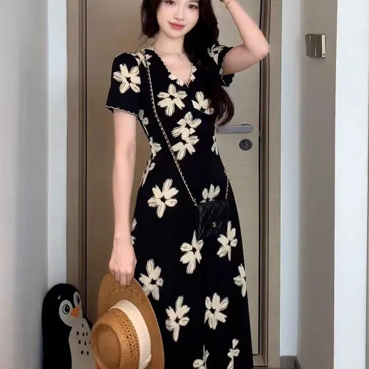 大码法式气质御姐风黑色碎花V领连衣裙夏新款修身遮肚子长款裙子