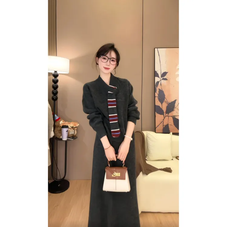 设计感时尚感别致撞色百搭飘带长袖针织衫上衣+半裙配大衣巨好看