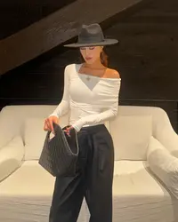 【Aliu自制】小众气质斜肩露肩层次感长袖t恤女秋季设计感修身辣妹