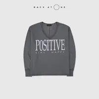 BACKATONE“纽约街区”做旧落肩字母印花灰V领上衣 BFF-1BA644K-K