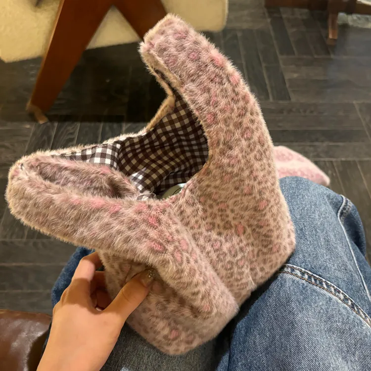 秋冬粉紫色豹纹手提包新款毛绒通勤休闲手腕包杂物外出小包MK⓪