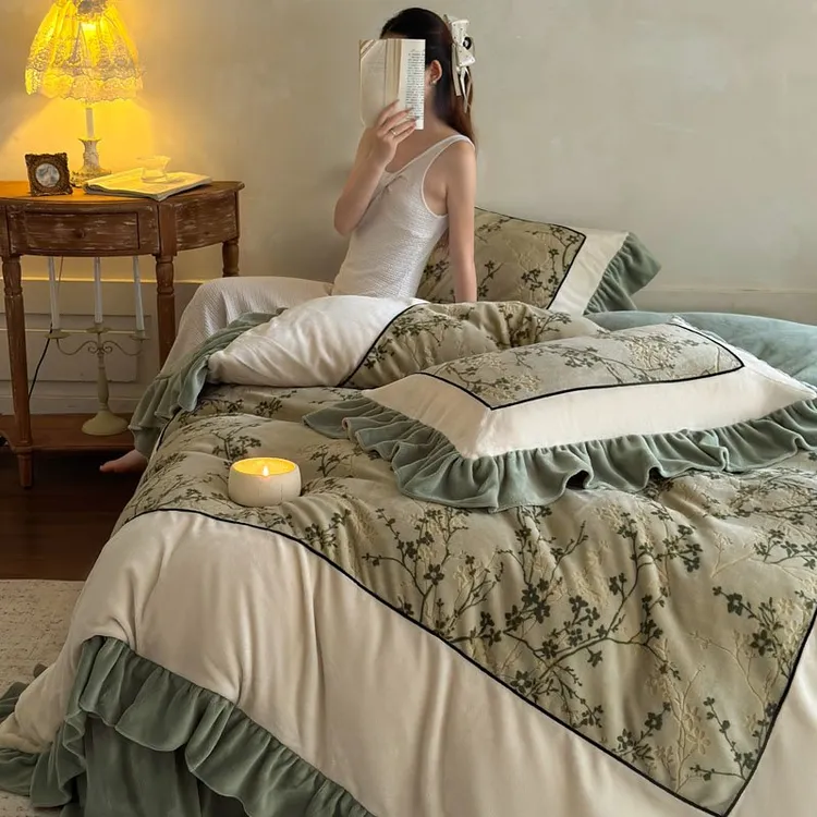 小冲冲【只此青绿】法式复古牛奶雕花绒荷叶花边床盖款冬季