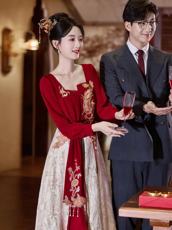 酒红色敬酒服新娘2025新款高级感长袖订婚礼服连衣裙刺绣回门便装