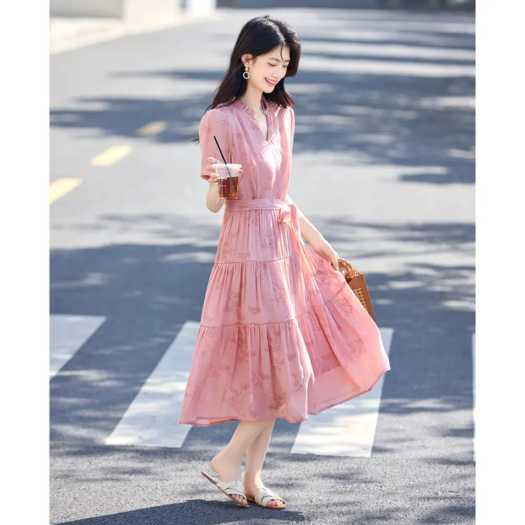 尚静法式浪漫温柔气质粉色连衣裙2025夏季新款V领送件员中长裙