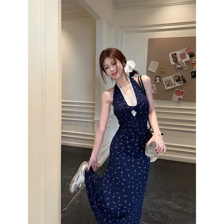 法式蕾丝挂脖V领碎花连衣裙女2025夏季新款收腰设计感度假长裙子