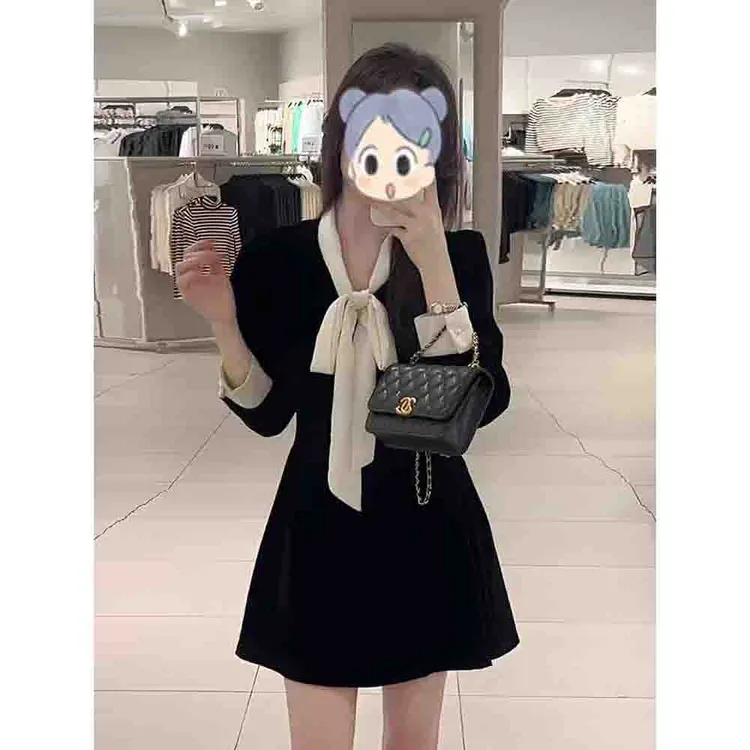 法式赫本风金丝绒v领长袖连衣裙女2026新款初春季收腰显瘦小黑裙