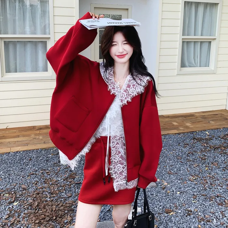 巨好看韩系早秋新款穿搭一整套女连帽蕾丝衫红色卫衣短裙三件套