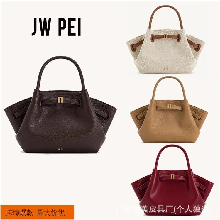 新款时尚真皮小号女士单肩斜挎包手提潮流锁扣设计