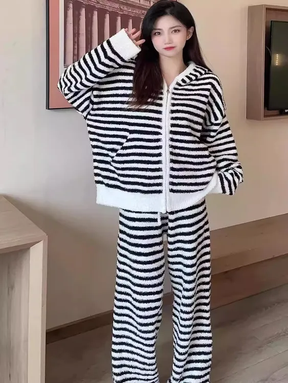 2025新款珊瑚绒条纹睡衣女秋冬季天可外穿加绒加厚家居服连帽套装
