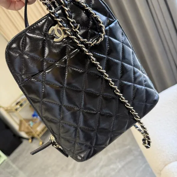 Chanel漆皮黑色双肩贝壳书包
