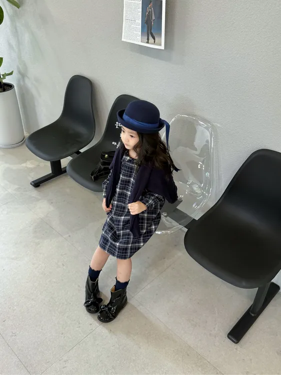 小思家2025秋冬新款女童学院风娃娃领格子连衣裙针织开衫外套套装