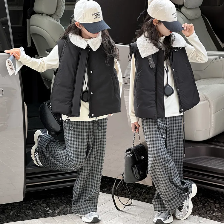 女童套装秋冬款2025新款休闲洋气保暖加厚马甲加绒格子三件套冬装