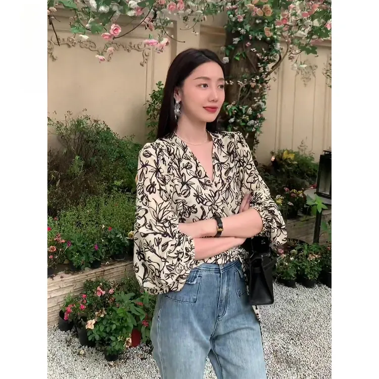 设计感小众V领碎花上衣衬衫女士新款港风夏秋复古灯笼袖飘带收腰
