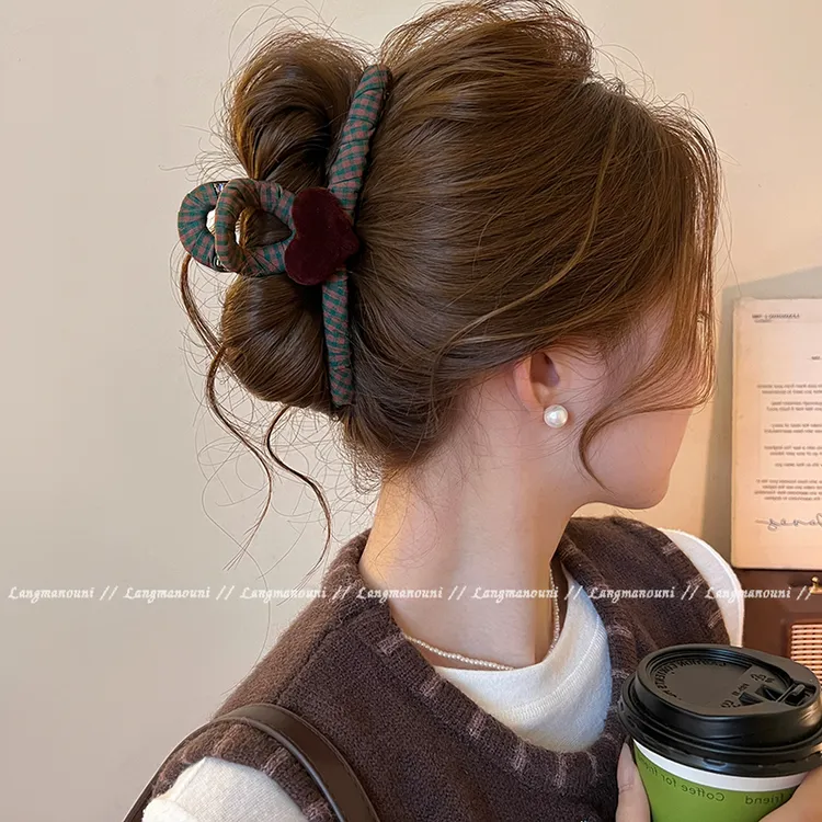 复古格纹植绒爱心抓夹女后脑勺大号盘发鲨鱼夹高级感2025新款发饰