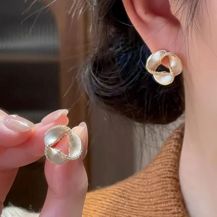 复古港风扭曲耳环轻奢高级感耳扣2025新款爆款时尚小众设计耳饰女