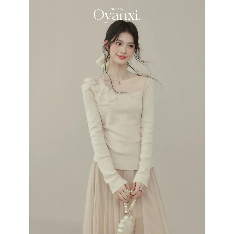 欧阳喜《羽光絮语》花朵镂空修身杏色打底衫女秋冬季新款内搭上衣