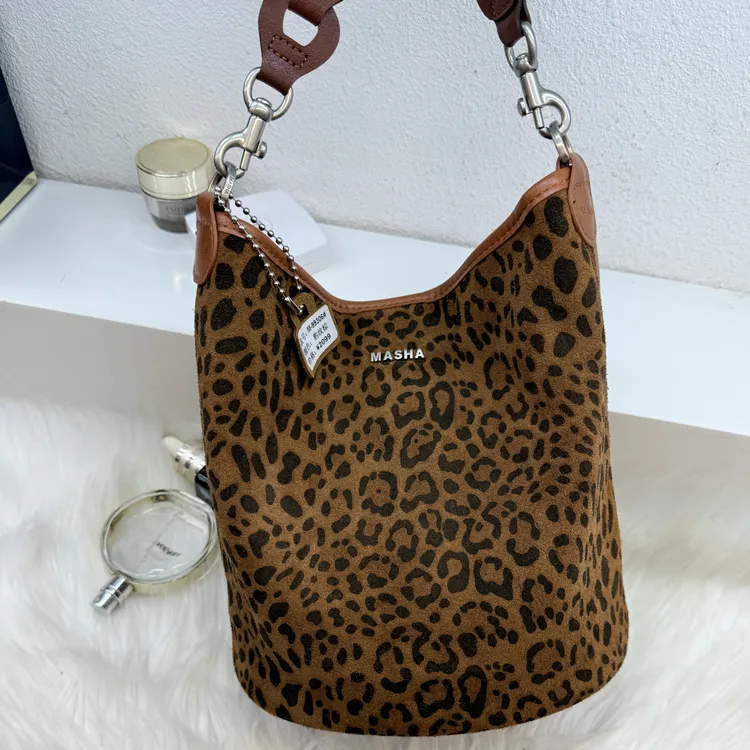 真皮磨砂水桶包学院风2025秋冬新款潮流单肩斜跨99306 朋克风韩系