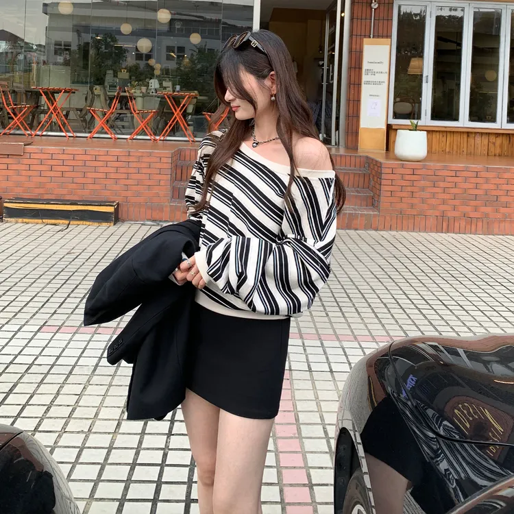 设计感条纹斜肩长袖T恤女2025新款韩版百搭早秋chic显瘦露肩上衣