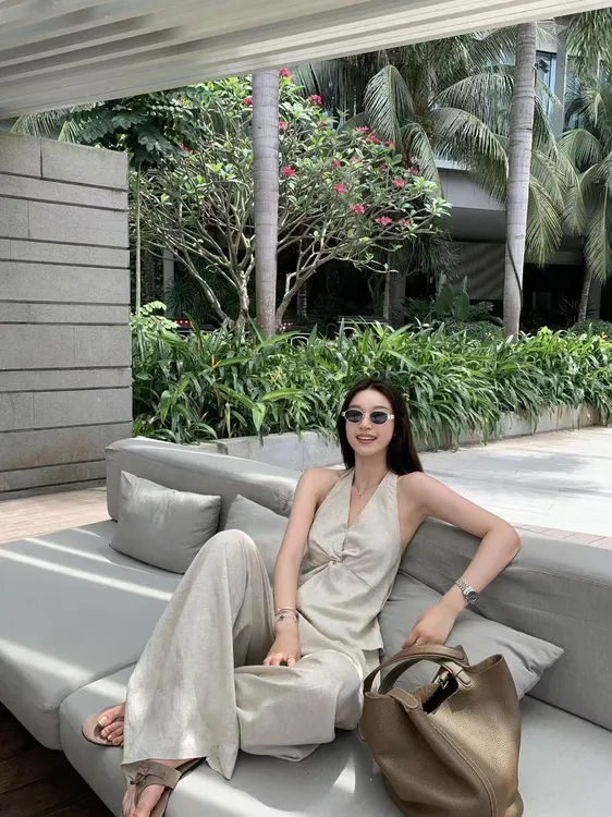 时尚高级感V领挂脖无袖露背上衣女2025夏季高腰休闲阔腿裤两件套