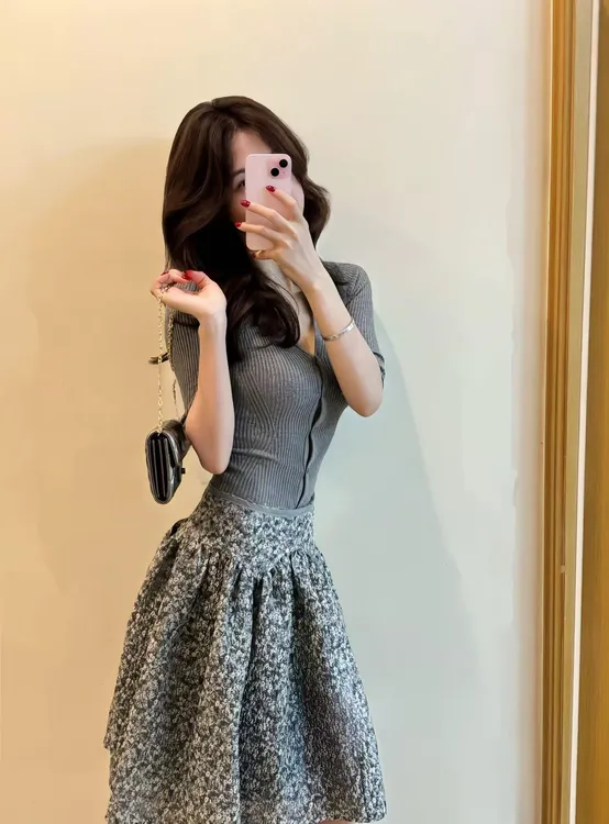 气质穿搭一整套灰色上衣半身裙独特小众设计感伞裙蓬裙套装
