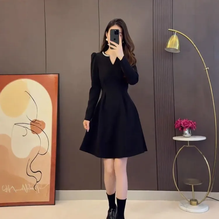 大码V领连衣裙法式胖MM赫本风显瘦遮肚烫钻长裙秋冬气质打底裙子