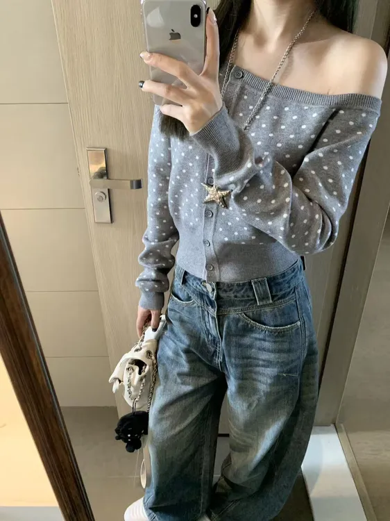秋季新款波点针织开衫女露肩修身毛衣显瘦长袖设计感小众斜肩上衣