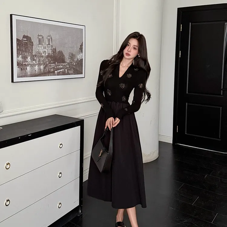 法式重工烫钻黑色长袖连衣裙女2025新款秋季裙子气质收腰打底长裙