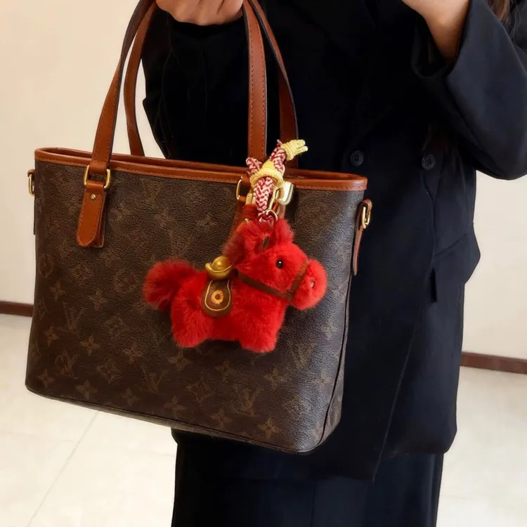 2026年新年马玩偶背包挂件钥匙扣马年吉祥物公仔毛绒娃娃女孩礼物