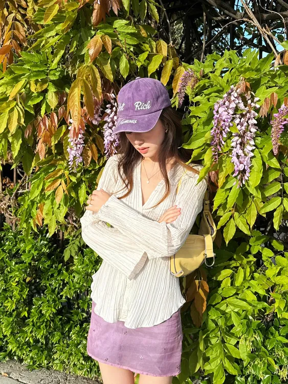 2025夏季新款法式V领长袖衬衫女高级感小众设计独特上衣百搭半裙