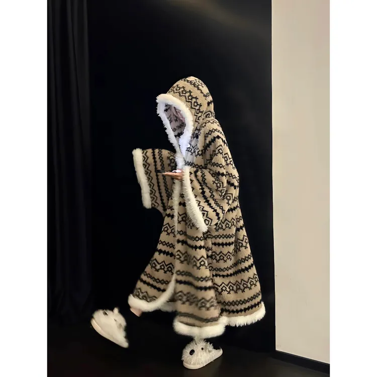 撞色毛边连帽珊瑚绒睡袍女冬季新款大码加厚保暖家居服睡裙可外穿