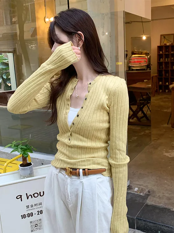 韩系巨好看轻熟上衣早秋2025新款圆领系扣修身正肩百搭气质针织衫