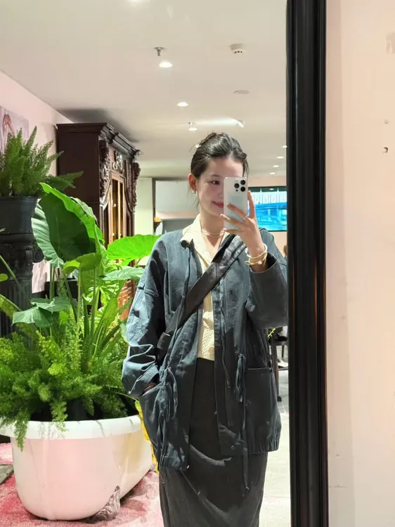 2025秋季新款设计感宽松率性廓形女松弛感褶皱抽外套百搭半身裙