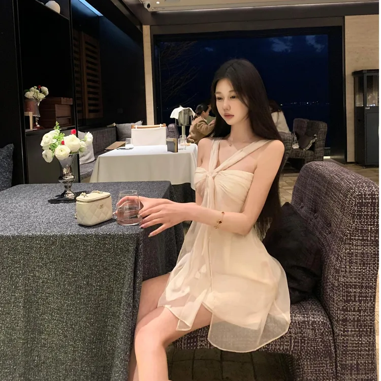 【爱恋神女】古早淡雅小白花气质千金仙仙裙2025夏季新款挂脖连衣裙