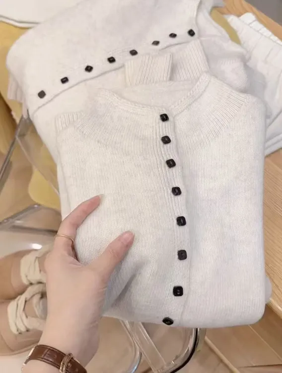 七言家巨好看！火爆# 杏仁米立领方扣软糯毛衣开衫