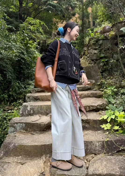 2025秋季新款涂鸦印花加绒卫衣女慵懒宽松学院黑色上衣百搭牛仔裤