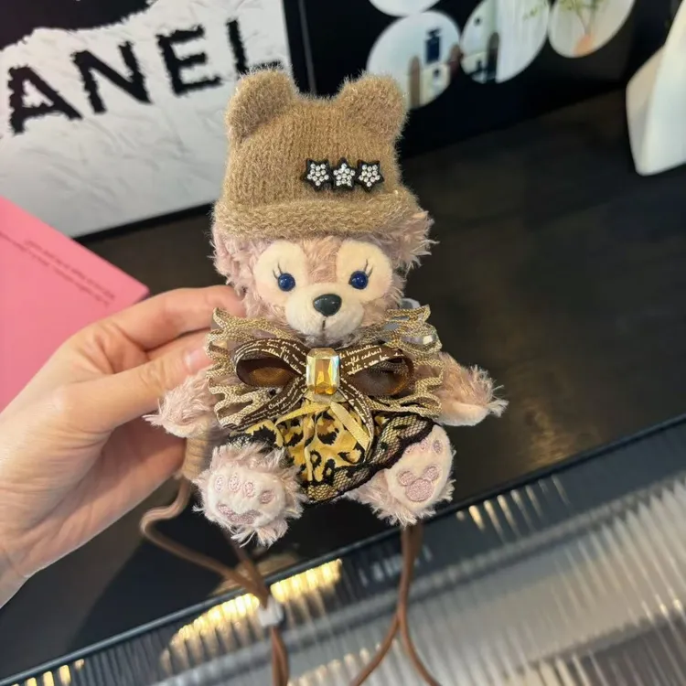 玫玫达菲小熊挂件卡通毛绒玩具可爱手机背夹斜挎挂绳装饰彩色