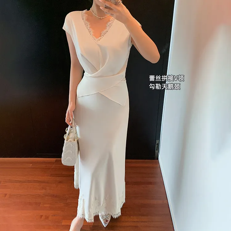 林关关【记忆香氛】蕾丝拼接缎面修身V领上衣女夏季独特漂亮短袖T恤