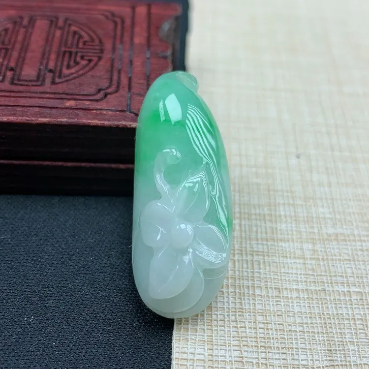 优惠缅甸纯天然A货翡翠老坑料精雕飘花绿色兰花吊坠