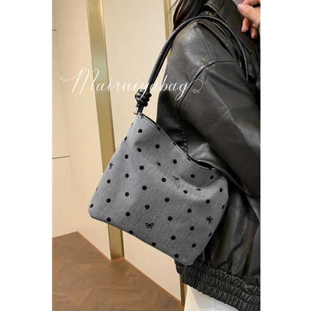 手提奶奶包包女夏季2025新款潮韩国小众法棍腋下包单肩水桶帆布包