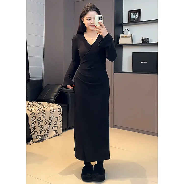 大码女装胖mm韩版磨毛V领长袖连衣裙2026新款显瘦遮肉打底小黑裙