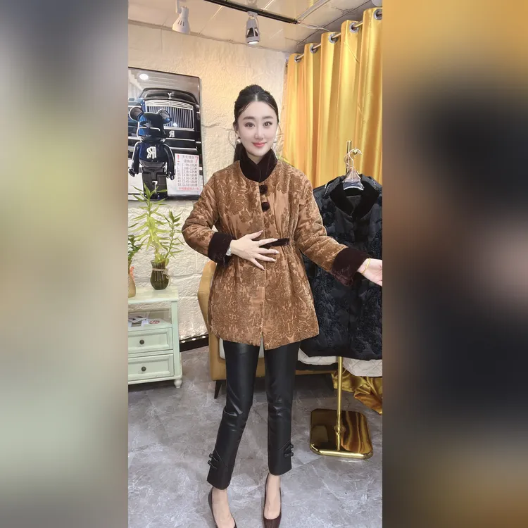 （9001）雪颖家2025年冬季新款显瘦百搭植绒刺绣国风雪尼尔棉服女