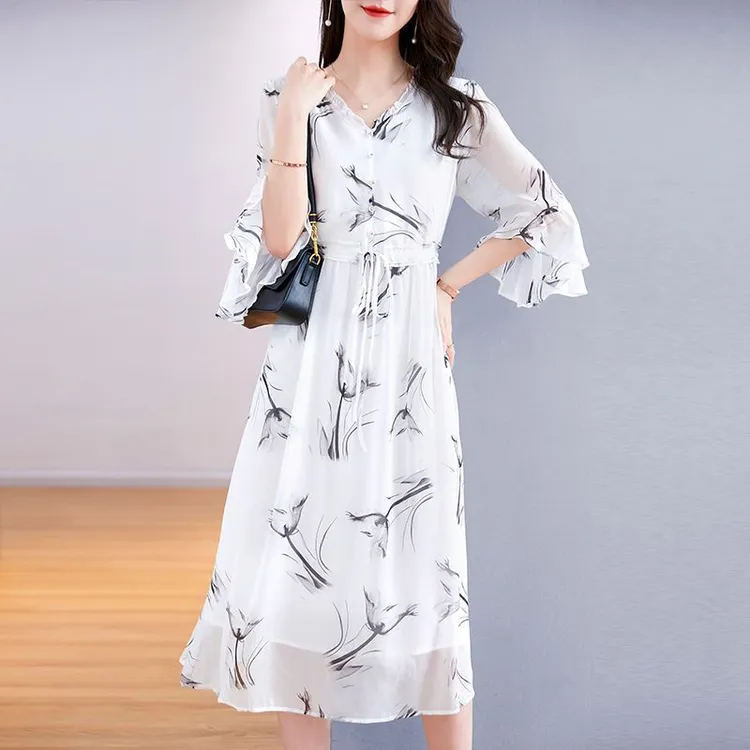 夏季新款时尚气质雪纺碎花白色连衣裙裙子设计感喇叭袖减龄中长裙