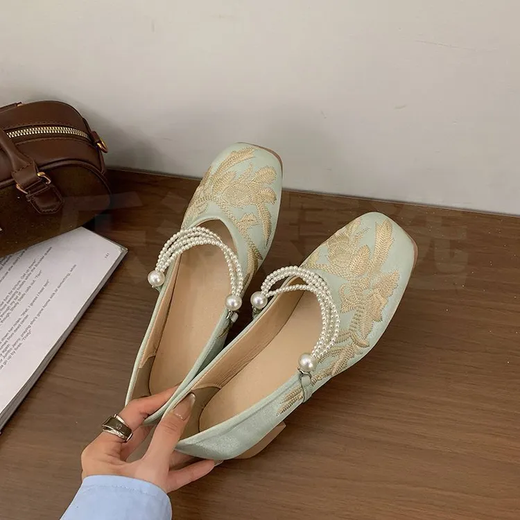民族风汉服女鞋丝绒浅口套筒鞋轻奢2025春季新款珍珠复古绝美婚鞋