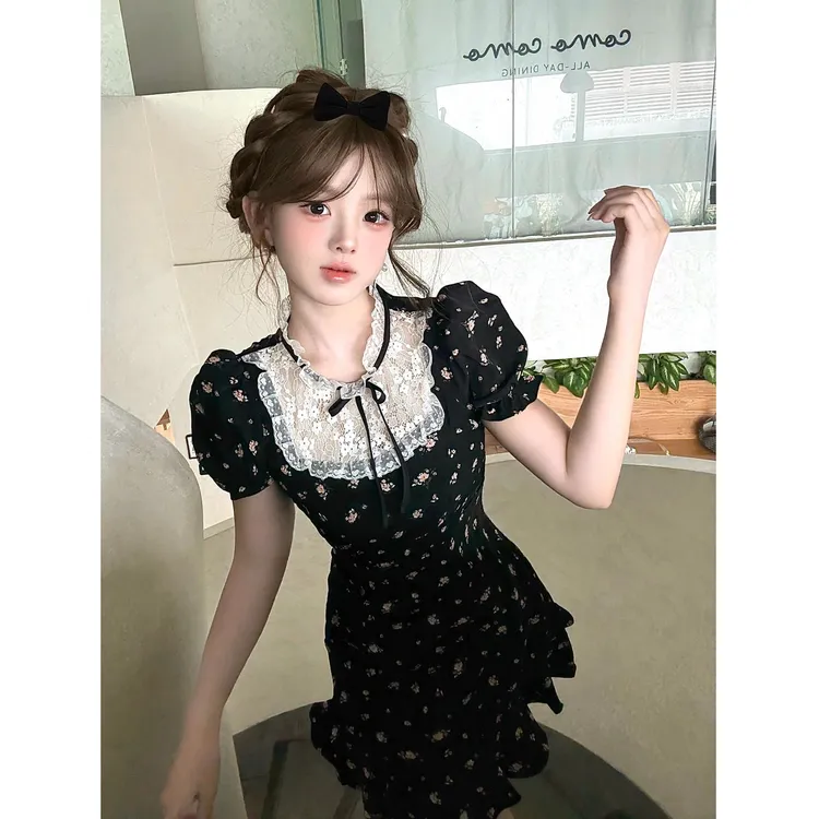 韩系甜美少女2025夏季ins气质蕾丝拼接黑色碎花连衣裙收腰a字短裙
