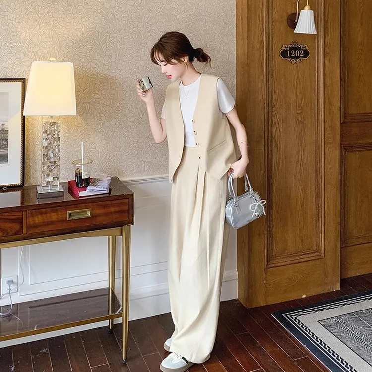 米色高级松弛感马甲套装女夏季新款韩系气质T恤舒适阔腿裤三件套
